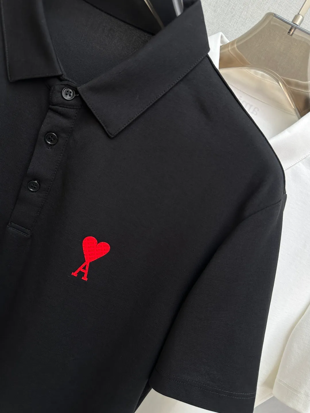 The 2026 spring and summer New Arrival debuts at the counter and is the latest New Arrival lapel short-sleeve, refreshing and breathable. Premium customized design, avant-garde and fashionable! The brand logo is designed with heavy craftsmanship. It feels soft. It is comfortable to wear. It has exquisite counter-level stitching. It has fine workmanship. The upper body effect is incomparably handsome! A must-have item for a stylish man! Sizes:M-3XL
